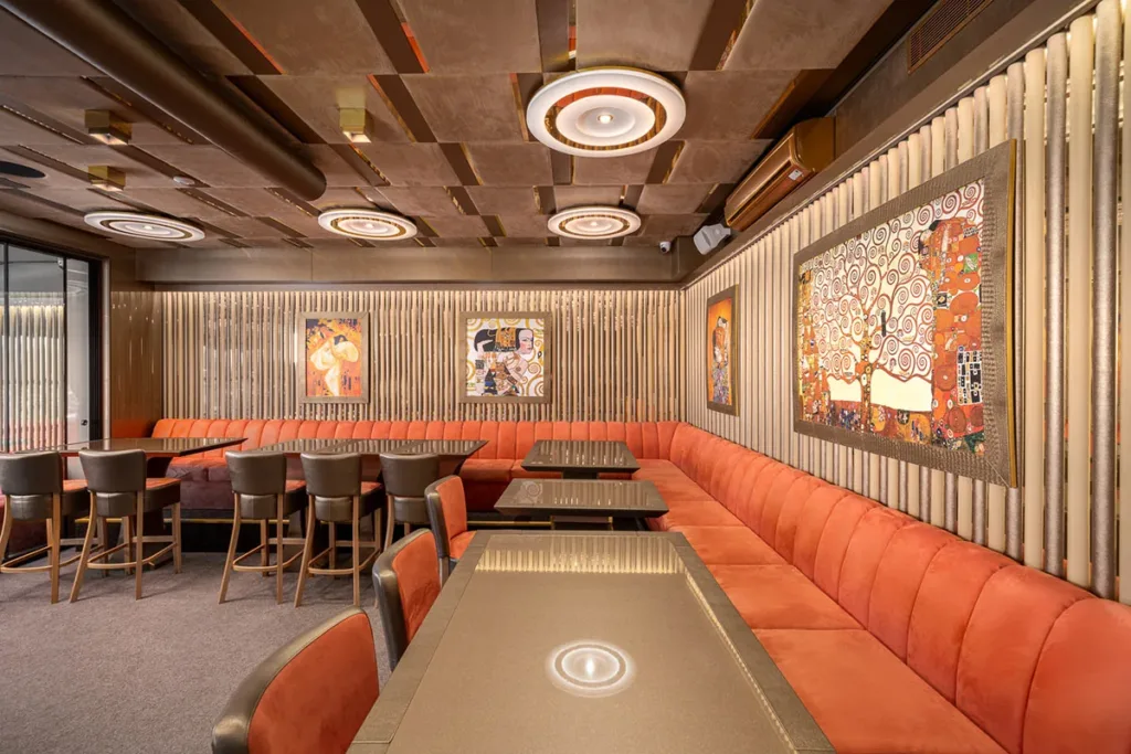 Дълга маса за компании в BLEND Bar & Dinner